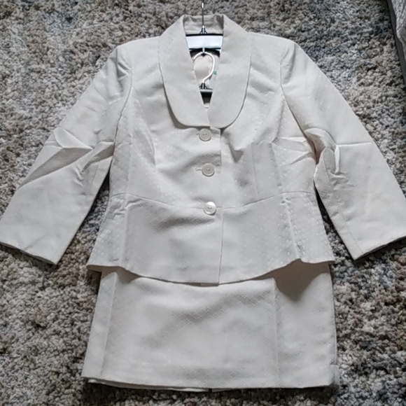 Le Suit Dresses & Skirts - Skirt Suit